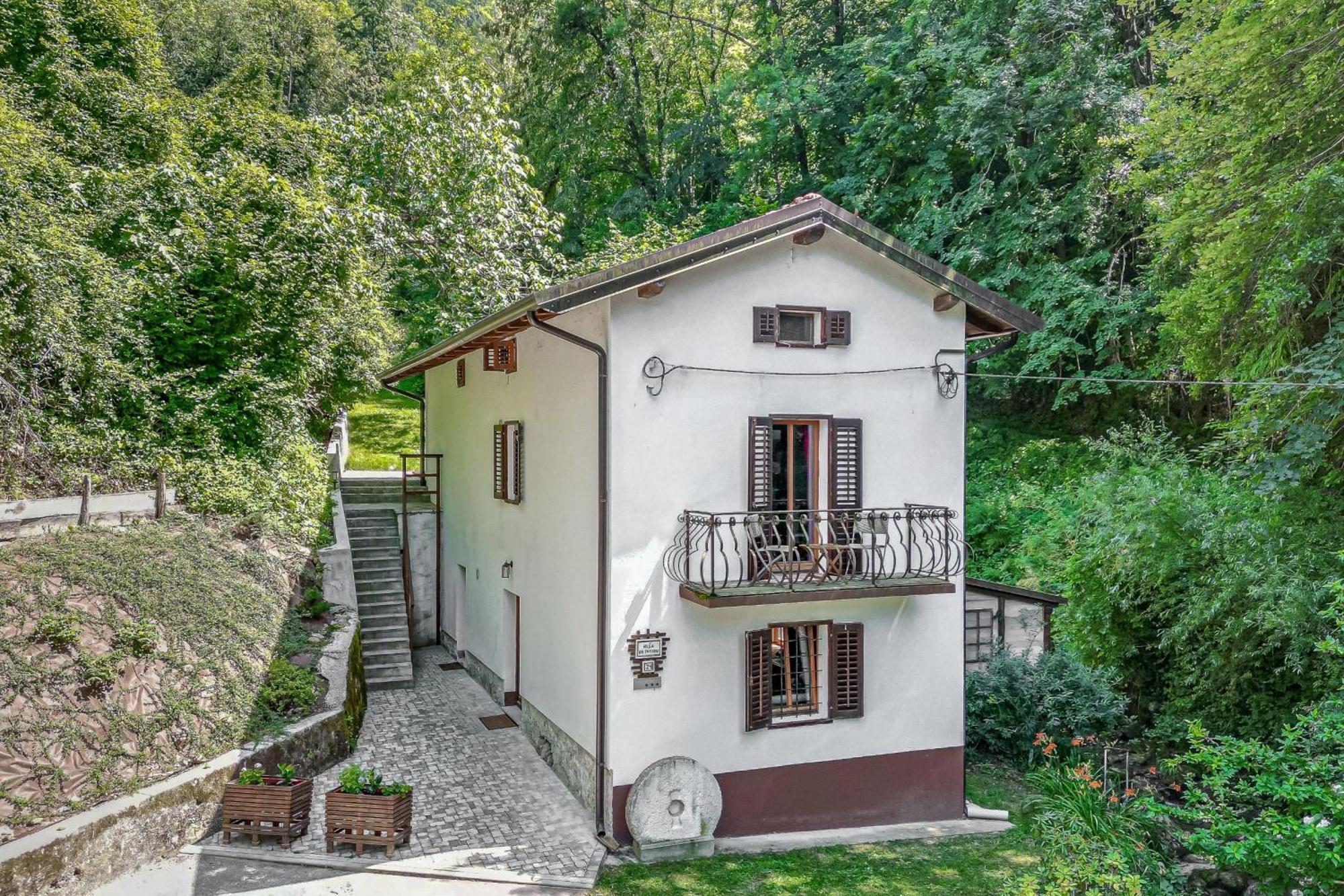 House By The Stream - Happy Rentals Avce Exterior photo